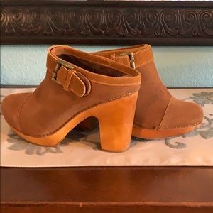 Real suede platform clogs